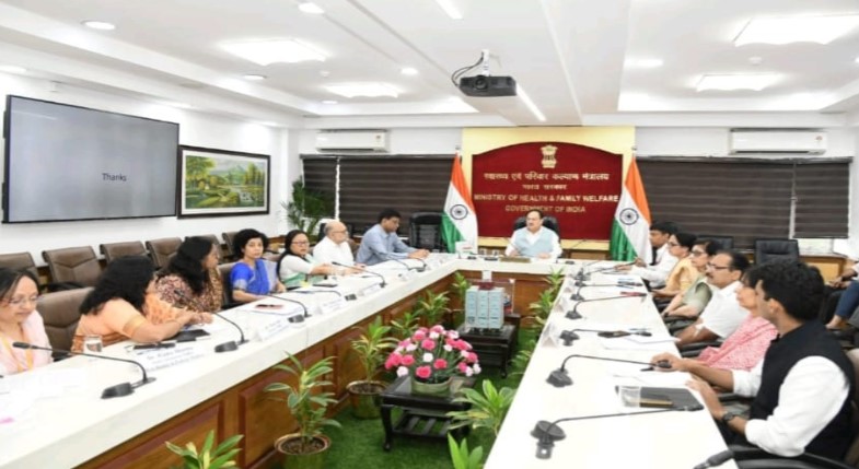 “केंद्रीय स्वास्थ्य मंत्री जे.पी. नड्डा डेंगू और मलेरिया की स्थिति की समीक्षा करते हुए।”