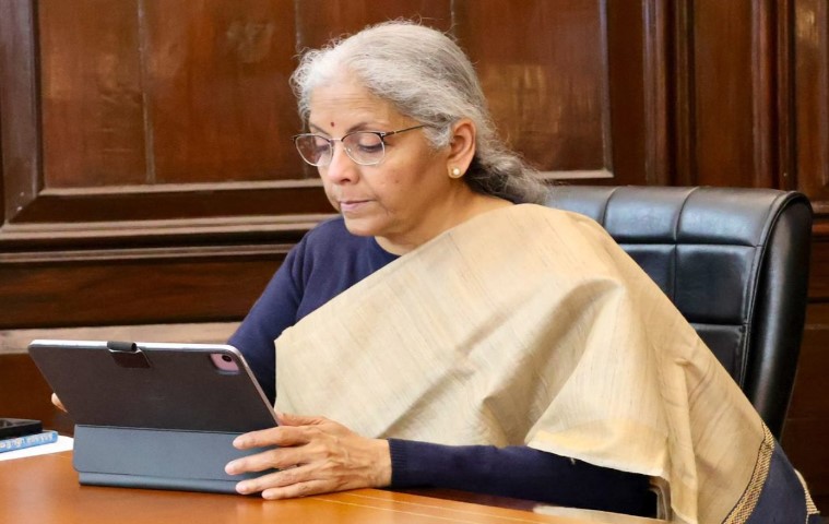 वित्त मंत्री निर्मला सीतारमण जीएसटी सुधारों की घोषणा करते हुए