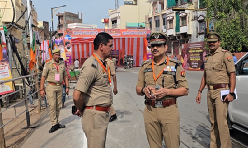 “ताज होटल के बाहर द्विपक्षीय वार्ता की तैयारियों के बीच पीएम मोदी के आगमन के लिए सुरक्षा कवरेज।”