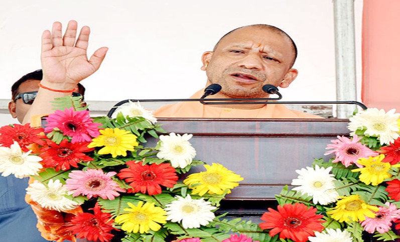 "सीएम योगी आदित्यनाथ विश्वकर्मा एक्सपो 2025 में नए ट्रेड्स और कारीगरों के लिए टूलकिट योजना की घोषणा करते हुए"