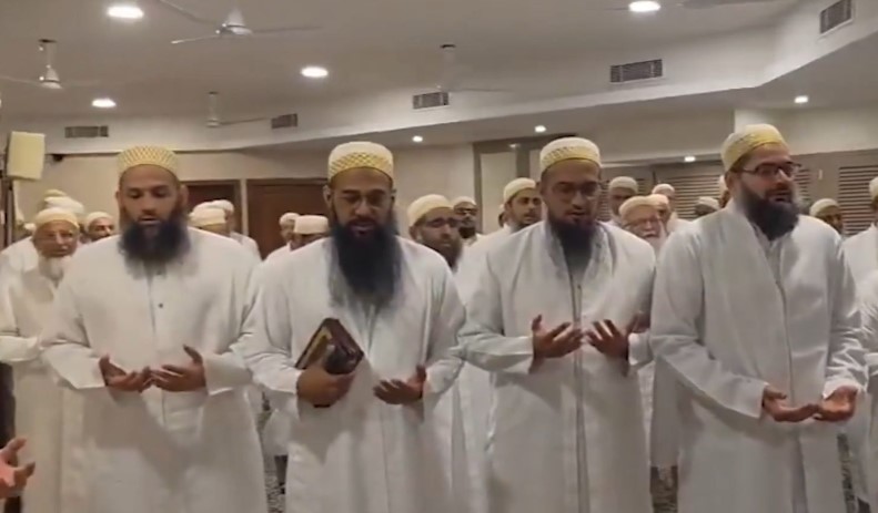 "श्रीलंका बोहरा मस्जिद में पीएम मोदी के 75वें जन्मदिन पर विशेष दुआएं करते समुदाय के सदस्य"