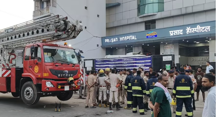 मुजफ्फरपुर के प्रसाद अस्पताल में लगी भीषण आग के बाद राहत और बचाव कार्य करती फायर ब्रिगेड की टीम