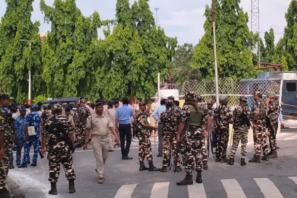 बिहार बंद के दौरान फायरिंग-पथराव: तेज प्रताप यादव हिरासत में; छपरा में पुलिस वैन जलाई, प्रदर्शन में 2 एसपी घायल