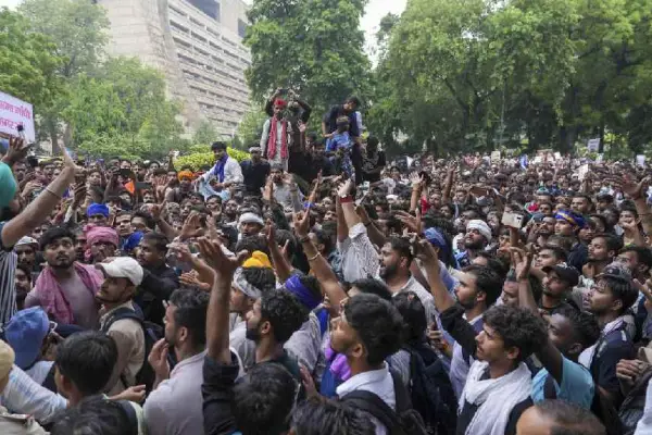 जंतर-मंतर पर फिर जुटे हजारों प्रदर्शनकारी: उपद्रव करने वालों के खिलाफ दिल्ली पुलिस की सख्त कार्रवाई