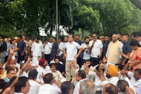 PM आवास के पास धरने पर बैठे राहुल-प्रियंका: कहा- नीट पेपर लीक पर प्रधानमंत्री इस्तीफा दें; पुलिस ने कांग्रेसी सांसदों को हिरासत में लिया