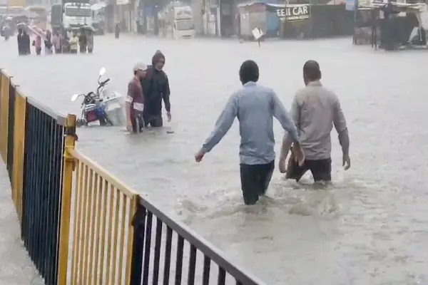 मानसून मचा रहा तबाही; बारिश से आधा सूरत डूबा, गुरुग्राम में नेशनल हाईवे धंसा, जानें किन राज्यों में आफत बनी बारिश