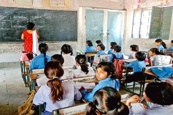 शिक्षित युवाओं के उजड़ते सपने, देश की कमजोर होती रीढ़