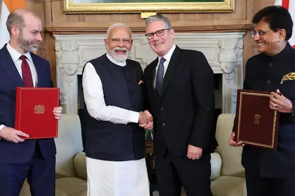 व्हिस्की, महंगी गाड़ियां और कपड़े होंगे सस्ते, भारत-ब्रिटेन व्यापार समझौता आज से लागू; जानें क्या होगा सस्ता?