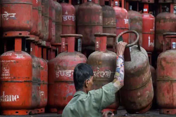 15 अगस्त तक करा लें e-KYC,  वरना बंद होगी सब्सिडी! LPG उपभोक्ताओं के लिए अलर्ट