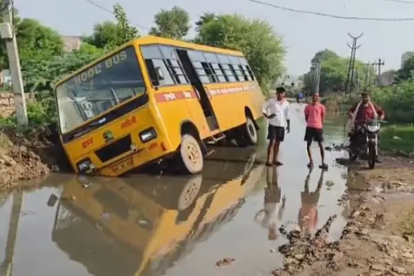 हिंडौन में कीचड़ में फंसी स्कूल बस, बड़ा हादसा टला; बच्चों की सुरक्षा पर फिर उठे सवाल