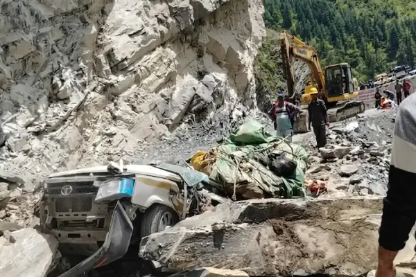 हिमाचल में आसमान से आई मौत! टैक्सी पर चट्टान गिरने से 13 लोग हुए शिकार, जमीन धंसने से टूटा पहाड़