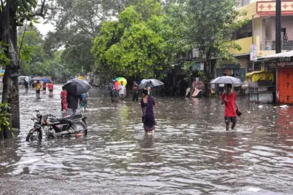 स्कूल बंद से नदियां उफान तक… देश के कई राज्यों में मानसून का असर तेज