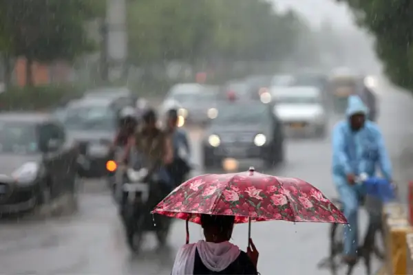 सड़कों पर सैलाब, लैंडस्लाइड और बाढ़…बारिश की मार झेल रहे देश के कई राज्य