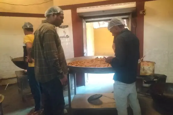 जयपुर की मशहूर ‘चोखी ढाणी’ में खाद्य सुरक्षा विभाग का छापा, VKI में मसाला फैक्ट्री सील