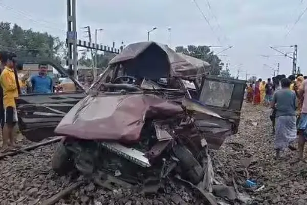 मुर्शिदाबाद में ट्रेन की चपेट में आई स्कूल वैन,2 छात्रों समेत 3 की मौत, जानिए कैसे हुआ हादसा