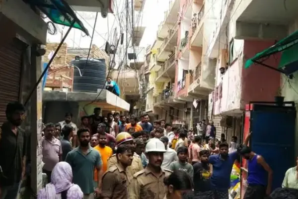 नोएडा के ममूरा गांव में लगी भीषण आग, 2 लोगों की मौत; 50 परिवार फंसे