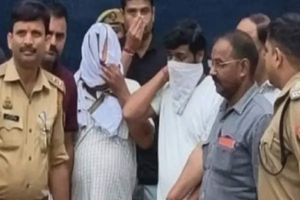 राम मंदिर चढ़ावा चोरी मामला: मुख्य आरोपी टिन्नू यादव और भतीजा पुलिस रिमांड पर, गमछे से मुंह छिपाते रहे