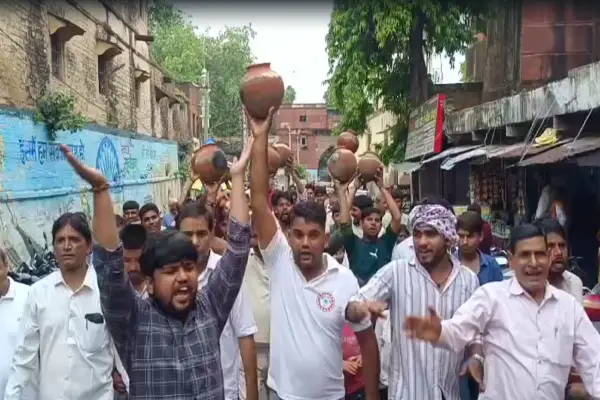 Dholpur Waterlogging Protest : जलभराव से परेशान लोग सड़क पर उतरे, प्रशासन को दी बड़े आंदोलन की चेतावनी